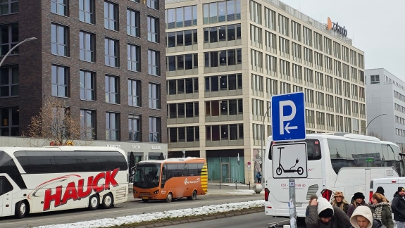 Sussi hygger sig blandt de store busser i storbyen