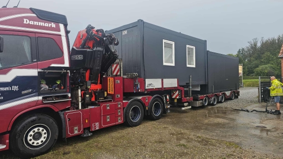 Endelig.... i voldsomt regnvejr ankom de 2 kontorcontainere