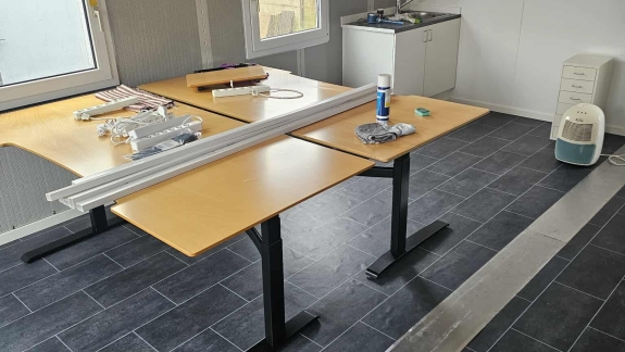 Så kom skrivebordene på plads